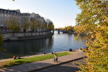 Détente au bord de la Seine à Paris en automne, France