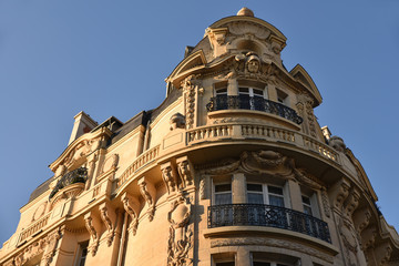 Fototapeta premium Budynek Haussmanni w Paryżu, Francja