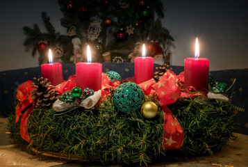 stimmungsvolle Weihnachtsdekoration - Adventskranz mit brennenden Kerzen