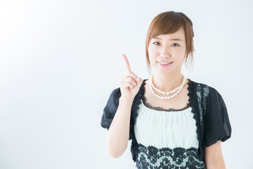 イチオシポーズするドレス姿の女性
