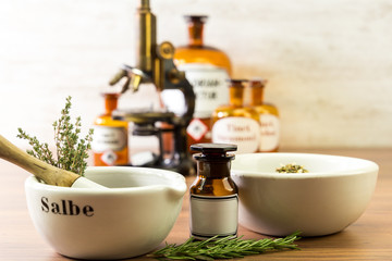 Apotheke mit Zubehör, Kräutern und Rezepten