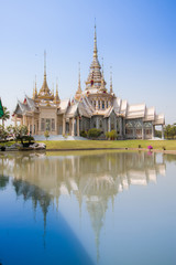 Fototapeta na wymiar buddhist temple in thailand
