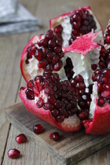 MELOGRANO APERTO SU TAGLIERE