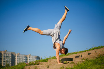Fototapeta na wymiar Teenager parkour jumping