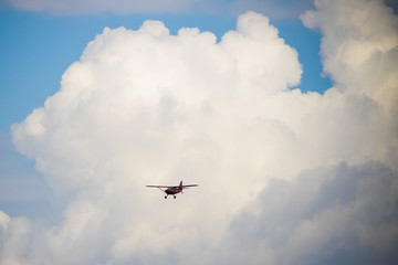 Fototapeta na wymiar Avion de tourisme devant un ciel nuageux