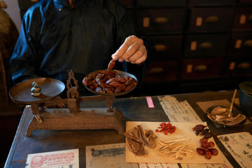 Weighting berries © DragonImages