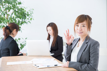 Obraz premium OKサインするビジネスウーマン 