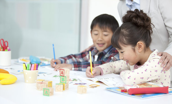 英語を勉強する子供と先生