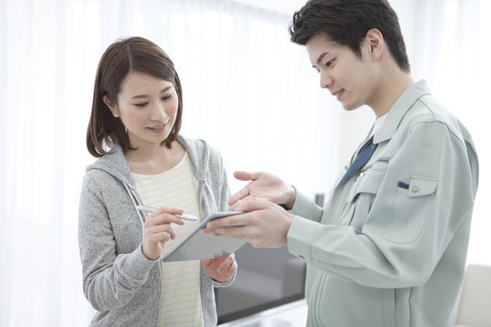 タブレットPCで署名する女性