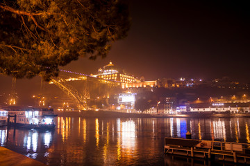 Fototapeta na wymiar Brücke in Porto bei Nacht