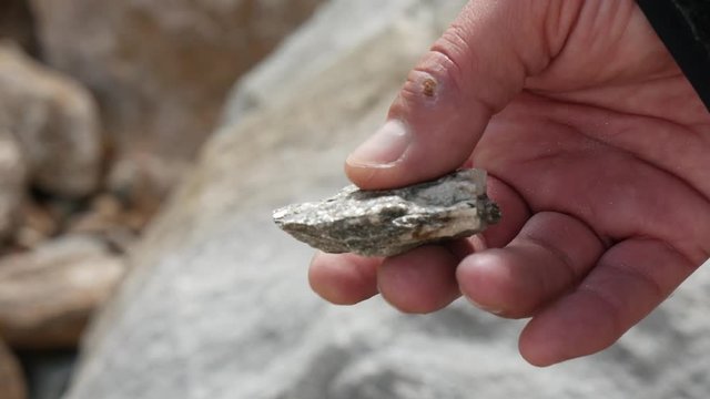 Pietra metallica in mano