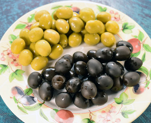 olives in plate 