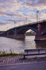 Fototapeta na wymiar bekannte Theodor-Heuss-Brücke in Mainz im Abendlicht
