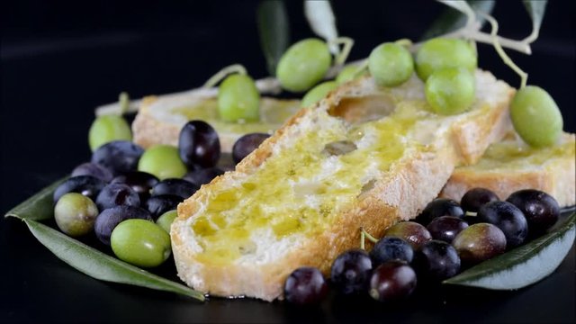 Pane e olio con olive verdi e nere.