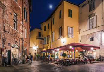 Cafe in Piazza degli Scalpellini at night, Lucca, Tuscany, Italy