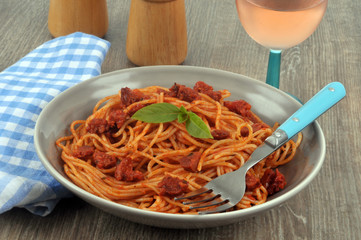 Assiette de spaghetti sauce tomate au chorizo