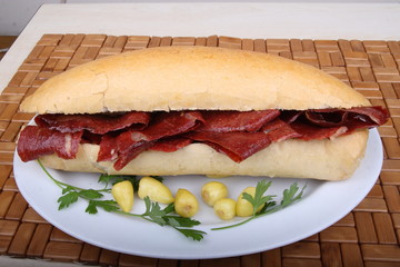 sucuk döner ekmek arası