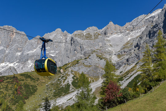 Gondel f&auml;hrt auf den Dachstein / Steiermark