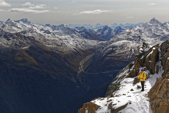 Austria, Tyrol, Oetztal, Soelden, woman at Gaislachkogel with view to Oetztal Alps