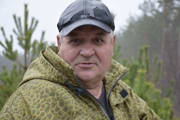 пожилой человек отдыхает в лесу