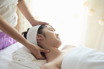 Obraz na płótnie Canvas woman with thai massage.