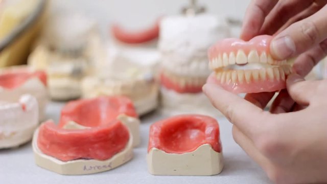 Clicking of the false jaw, reduction of the jaw