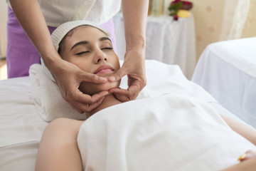 Obraz na płótnie Canvas Young woman with thai massage.