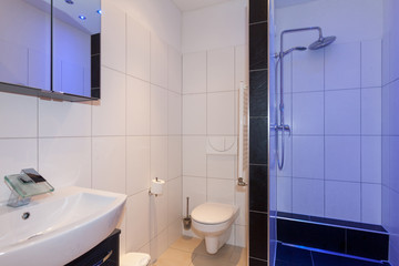 Badezimmer mit blauem Licht