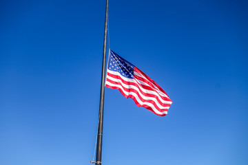 Drapeau des USA en détail devant un arrière-plan de ciel bleu