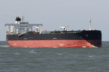 grosser schwarzer Tanker passiert die Hafeneinfahrt von Rotterdam