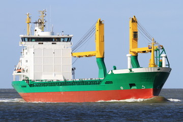 grünes Frachtschiff bei Cuxhaven