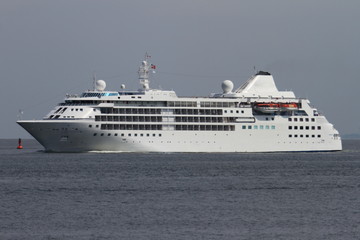 kleines Kreuzfahrtschiff bei Cuxhaven