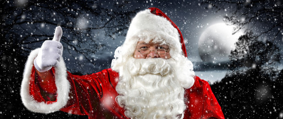 Stary swiety mikołaj na tle zimowego pejzazu. Wielki księzyc na niebie i gwiazdy. Padajacy snieg.  © magdal3na