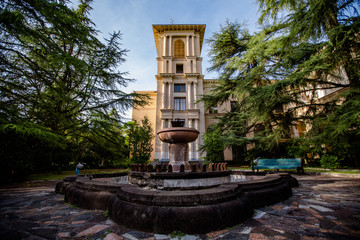 Obraz premium beautiful tall building with columns