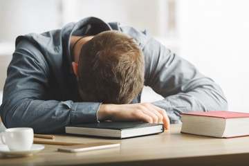 Obraz premium Man sleeping at desk