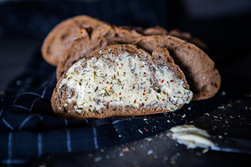 Brot mit Butter und Gewürzsalz