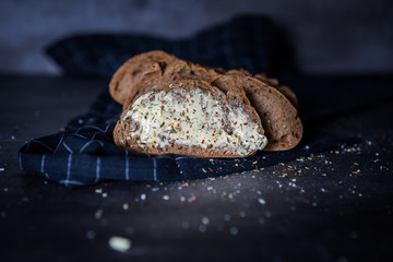 Brot mit Butter und Gewürzsalz