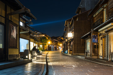 Fototapeta na wymiar 京都　夜の二寧坂