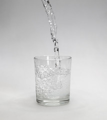 Mineralwasser wird in Glas gefüllt