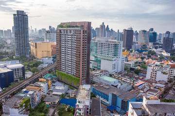 Naklejka premium budynki miasta z błękitnego nieba