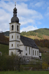 Fototapeta na wymiar Blick auf die Pfarrkirche St. Sebastian in Ramsau , Bayern, Deutschland.