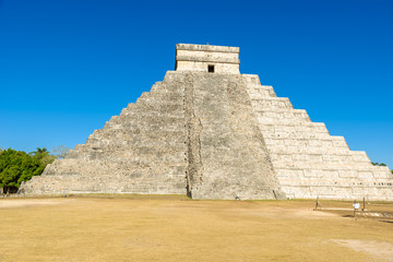 Fototapeta na wymiar Chichen Itza - El Castillo Pyramid - Ancient Maya Temple Ruins in Yucatan, Mexico