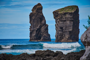 Naklejka premium Wulkaniczne skały na plaży Mosteiros, słynny widok na Azorach