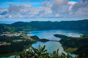 Landschaft bei Sete Cidades auf den Azoren, kleiner Ort im Vulkankrater mit einem See