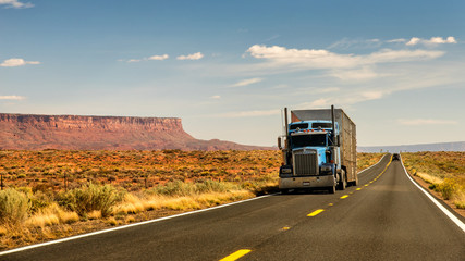 Fototapeta premium Ciężarówka w południowo-zachodniej części USA