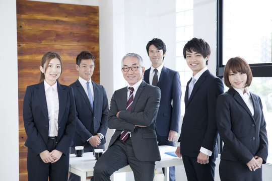 ビジネスチーム6名