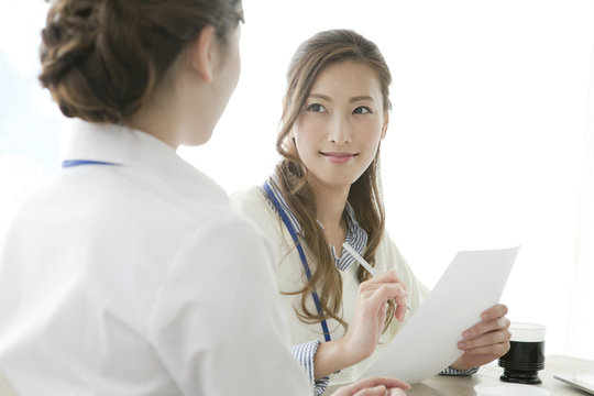 打ち合わせをする20代女性2人