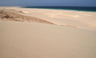 Dunes du Cap-Vert, avec l'océan à l'horizon,  île de Boa Vista