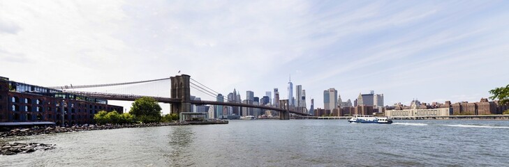 Obraz premium Panoramic view at Brooklyn Bridge view and Manhattan skyline, USA