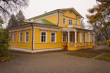 Fototapeta na wymiar House of the Pushkin Museum in Boldino. The historic house of the museum of the Russian poet Pushkin in the village of Boldino in the autumn.